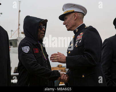 Generalleutnant Rex C. McMillian (rechts), Befehlshaber der Marine Reserve und Marine Nord, schüttelt Hände mit Filmemacher Spike Lee, an der Riverfront Park während Lundi Gras, New Orleans, Feb.12, 2018. McMillian, zusammen mit führenden Persönlichkeiten aus MARFORRES, nahm an den Feierlichkeiten der Marine Corps zu fördern und die New Orleans Gemeinschaft während des Mardi Gras Saison unterstützen. (U.S. Marine Corps Stockfoto