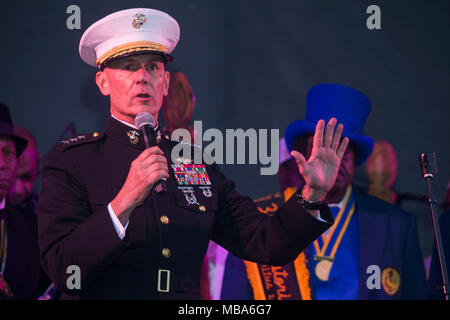 Generalleutnant Rex C. McMillian (rechts), Befehlshaber der Marine Reserve und Marine Nord, spricht während einer Zulu Festival an der Riverfront Park während Lundi Gras, New Orleans, Feb.12, 2018. McMillian dankte der Stadt New Orleans für die Unterstützung von MARFORRES und die Marines in der Gegend, und wünschte allen eine gute Saison Mardi Gras. (U.S. Marine Corps Stockfoto