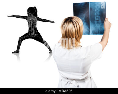 Weibliche Arzt schaut auf x-ray von kleinen mädchen silhouette. Stockfoto