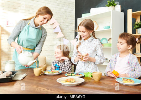 Adorable Familie in Tea Party Stockfoto