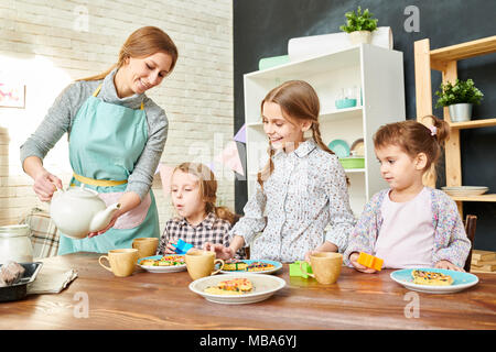 Liebevolle Familie in Tea Party Stockfoto