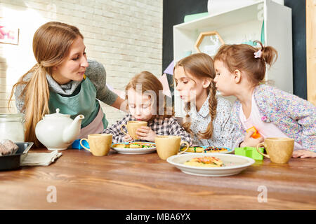 Liebevolle Familie im Speisesaal Stockfoto