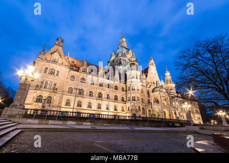 Hannover, Deutschland. Nacht Blick auf das Neue Rathaus (Neues Rathaus), eine prächtige Burg - wie City Hall der Ära von Wilhelm II. im eklektischen Stil Stockfoto