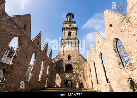 Hannover, Deutschland. Die aegidienkirche (Saint Giles Kirche), eine ehemalige Kirche im Zweiten Weltkrieg zerstört und nach links in den Ruinen als Kriegerdenkmal Stockfoto