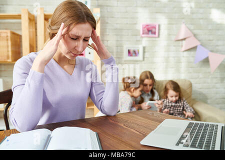 Freier Mitarbeiter leiden unter Kopfschmerzen. Stockfoto