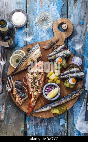 Sortierte geräucherten Fisch auf Holz Schneidebrett, Ansicht von oben Stockfoto