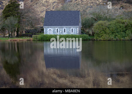 Gougane Barra Kirche und Schrein des Heiligen Finbarr, dem ersten Bischof von Cork, in der stimmungsvollen See Umgebung der Kirche wider. Stockfoto