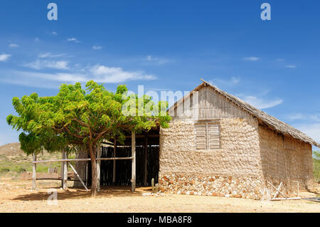 Kolumbien, wilde Wüste Küsten der Halbinsel La Guajira in der Nähe des Cabo de la Vela Resort. Ttraditional angeln Ferienhaus Stockfoto