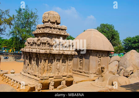 Äußere Ansicht der Pancha Rathas, (auch als fünf Rathas oder Pandava Rathas) Mahabalipuram, Tamil Nadu, Indien. Es ist ein Beispiel der monolithischen Indischen roc Stockfoto