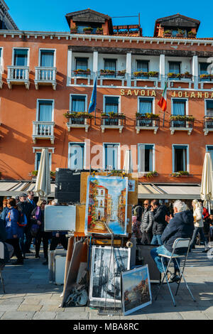 Unbekannter Künstler verkauft Gemälde auf der Uferpromenade in Venedig. Touristen aus aller Welt die historische Stadt von Venedig in Italien genießen, berühmten UNESCO-Welterbe Stockfoto