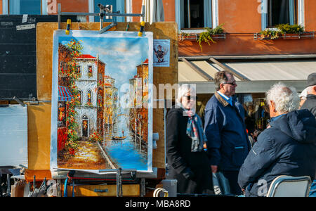 Unbekannter Künstler verkauft Gemälde auf der Uferpromenade in Venedig. Touristen aus aller Welt die historische Stadt von Venedig in Italien genießen, berühmten UNESCO-Welterbe Stockfoto