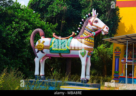 Bunte Pferd am Eingang des Tempels, auf dem Weg nach Auroville Village, Pondicherry, Tamil Nadu, Indien Stockfoto