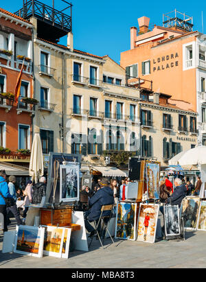 Unbekannter Künstler verkauft Gemälde auf der Uferpromenade in Venedig. Touristen aus aller Welt die historische Stadt von Venedig in Italien genießen, berühmten UNESCO-Welterbe Stockfoto