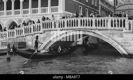 Ponte della Paglia, bekannt als Brücke von Stroh, ist eine der schönsten Brücken in Venedig. Es befindet sich hinter dem Palazzo Ducale in der Nähe der Kreuze Rio di Palazzo Stockfoto