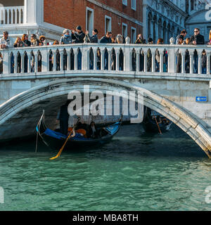 Ponte della Paglia, bekannt als Brücke von Stroh, ist eine der schönsten Brücken in Venedig. Es befindet sich hinter dem Palazzo Ducale in der Nähe der Kreuze Rio di Palazzo Stockfoto