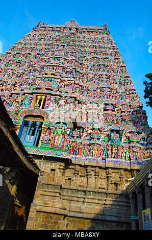 Bunte Gopuram, Sarangapani Tempel, Kumbakonam, Tamil Nadu, Indien. Es ist eines der drei großen Heiligtümern des Gottes Vishnu. Während die peri Renoviert Stockfoto