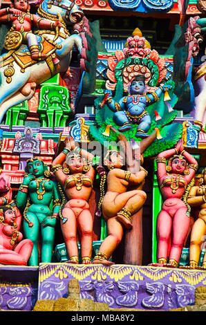 Bunte Götzen auf der Sarangapani Gopuram, Tempel, Kumbakonam, Tamil Nadu, Indien. Es ist eines der drei großen Heiligtümern des Gottes Vishnu. Renovierte du Stockfoto