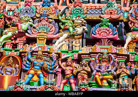 Bunte Götzen auf der Sarangapani Gopuram, Tempel, Kumbakonam, Tamil Nadu, Indien. Es ist eines der drei großen Heiligtümern des Gottes Vishnu. Renovierte du Stockfoto