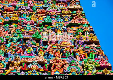 Bunte Götzen auf der Sarangapani Gopuram, Tempel, Kumbakonam, Tamil Nadu, Indien. Es ist eines der drei großen Heiligtümern des Gottes Vishnu. Renovierte du Stockfoto