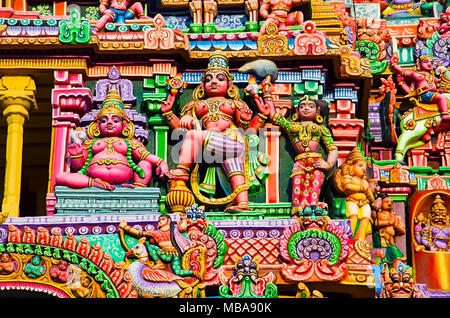 Bunte Götzen auf der Sarangapani Gopuram, Tempel, Kumbakonam, Tamil Nadu, Indien. Es ist eines der drei großen Heiligtümern des Gottes Vishnu. Renovierte du Stockfoto