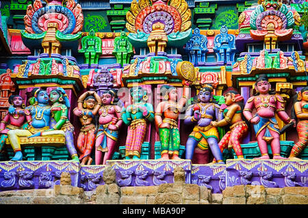 Bunte Götzen auf der Sarangapani Gopuram, Tempel, Kumbakonam, Tamil Nadu, Indien. Es ist eines der drei großen Heiligtümern des Gottes Vishnu. Renovierte du Stockfoto