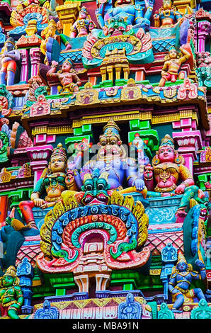 Bunte Götzen auf der Sarangapani Gopuram, Tempel, Kumbakonam, Tamil Nadu, Indien. Es ist eines der drei großen Heiligtümern des Gottes Vishnu. Renovierte du Stockfoto