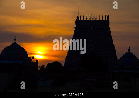 Sonnenuntergang mit Silhouette der Sarangapani Tempel, Kumbakonam, Tamil Nadu, Indien Stockfoto