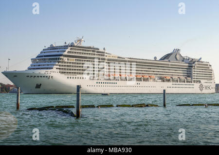 Die MSC Musica ist von MSC Kreuzfahrten betrieben. Das Schiff hat eine 1.268 Passagierkabinen, die 2.550 Passagiere bei einer Belegung von 2 Personen Stockfoto