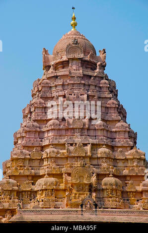 Geschnitzte Gopuram von Gangaikondacholapuram Tempel. Thanjavur, Tamil Nadu, Indien. Shiva Tempel hat den größten Lingam in Südindien. Es wurde der Kopf Stockfoto