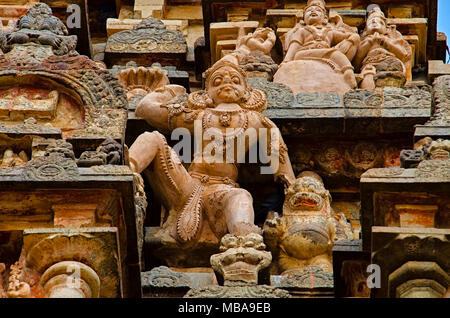 Carving Details an der Außenwand des Airavatesvara Tempel, Darasuram, in der Nähe von Kumbakonam, Tamil Nadu, Indien. Hindu Shiva Tempel tamilischer Architektur, Bu Stockfoto