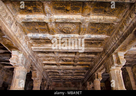 Carving Details an der Decke des Tempels, Darasuram Airavatesvara, in der Nähe von Kumbakonam, Tamil Nadu, Indien. Hindu Shiva Tempel tamilischer Architektur, erbaut Stockfoto