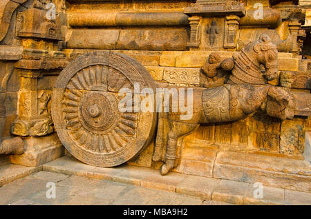 Carving details auf Airavatesvara Tempel, Darasuram, in der Nähe von Kumbakonam, Tamil Nadu, Indien. Hindu Shiva Tempel tamilischer Architektur ein, die von Rajaraja Ch gebaut Stockfoto