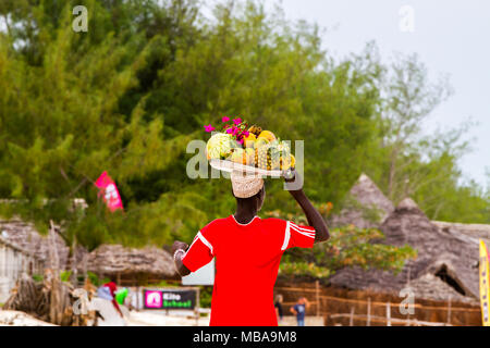 Sansibar, Tansania - Januar 05: Unbekannt Zanzibar Beach Früchte Verkäufer am Strand von Paje, Sansibar, Tansania am 5. Januar, 2018 Stockfoto