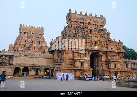 Stein Gopuram und Eingangstor des Brihadishvara Tempel, Thanjavur, Tamil Nadu, Indien. Hindu Tempel zu Lord Shiva geweiht ist, handelt es sich um ein t Stockfoto