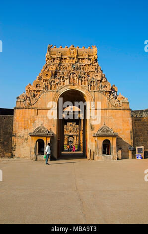 Stein Gopuram und Eingangstor des Brihadishvara Tempel, Thanjavur, Tamil Nadu, Indien. Hindu Tempel zu Lord Shiva geweiht ist, handelt es sich um ein t Stockfoto