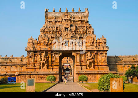 Stein Gopuram und Eingangstor des Tempels Brihadisvara Thanjavur, Tamil Nadu, Indien. Hindu Tempel zu Lord Shiva geweiht Stockfoto