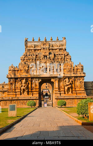 Stein Gopuram und Eingangstor des Brihadishvara Tempel, Thanjavur, Tamil Nadu, Indien. Hindu Tempel zu Lord Shiva geweiht ist, handelt es sich um ein t Stockfoto