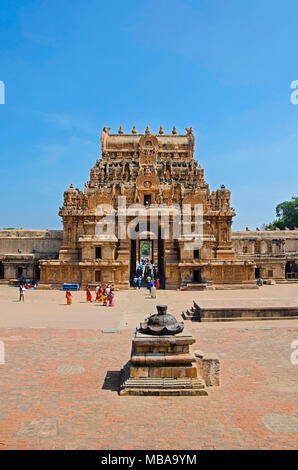 Stein Gopuram und Eingangstor des Brihadishvara Tempel, Thanjavur, Tamil Nadu, Indien. Hindu Tempel zu Lord Shiva geweiht ist, handelt es sich um ein t Stockfoto
