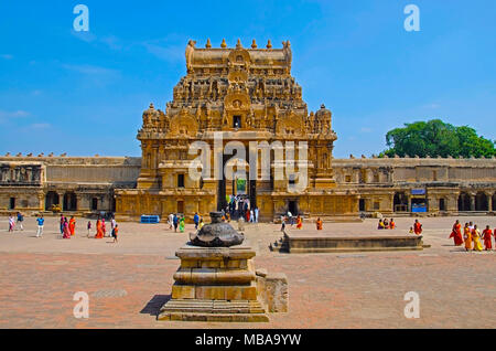 Stein Gopuram und Eingangstor des Tempels Brihadisvara Thanjavur, Tamil Nadu, Indien. Hindu Tempel zu Lord Shiva geweiht Stockfoto