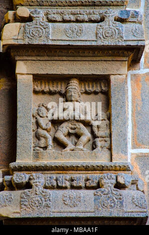 Eines der 108 Bilder von Tanzhaltungen aus der Natya Shastra auf East Gopura und der Innenwand. Nataraja-Tempel, Chidambaram, Tamil Nadu Stockfoto