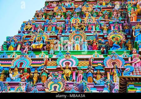 Bunte Götzen auf die Gopuram von nataraja Tempel, Chidambaram, Tamil Nadu, Indien. Hindu Tempel - Shiva Nataraja, den Herrn des Tanzes gewidmet. Tem Stockfoto