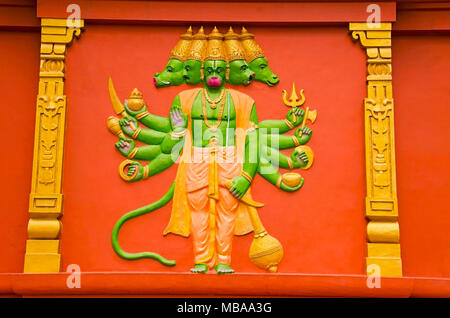 Bunte Idol von Lord Hanuman an der Außenwand eines Tempels, auf dem Weg nach Kanchipuram, Tamil Nadu, Indien Stockfoto