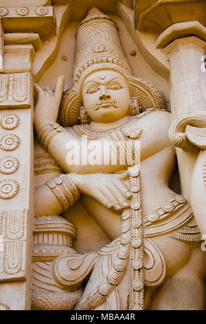 Geschnitztes Idol an der Außenwand des Kanchi-Kailasanathar-Tempels, Kanchipuram, Tamil Nadu, Indien. Ältester Hindu-Shiva-Tempel Stockfoto