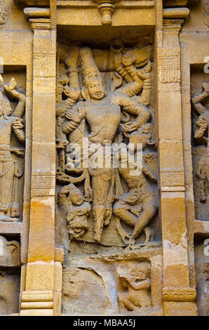 Geschnitzte Idole an der Außenwand des Kanchi-Kailasanathar-Tempels, Kanchipuram, Tamil Nadu, Indien. Ältester Hindu-Shiva-Tempel Stockfoto