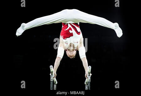 England's Nil Wilson gewinnt Silber auf Parallel Bars der Männer an der Coomera Sporthalle am Tag fünf der Commonwealth Games 2018 in der Gold Coast, Australien. Stockfoto