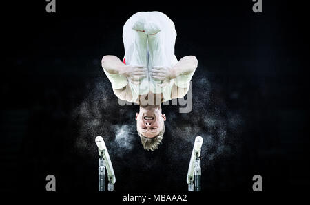 England's Nil Wilson gewinnt Silber auf Parallel Bars der Männer an der Coomera Sporthalle am Tag fünf der Commonwealth Games 2018 in der Gold Coast, Australien. Stockfoto