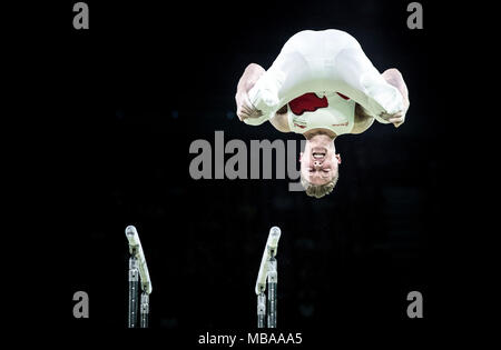 England's Nil Wilson gewinnt Silber auf Parallel Bars der Männer an der Coomera Sporthalle am Tag fünf der Commonwealth Games 2018 in der Gold Coast, Australien. Stockfoto