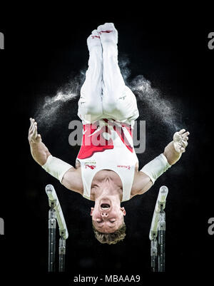 England's Nil Wilson gewinnt Silber auf Parallel Bars der Männer an der Coomera Sporthalle am Tag fünf der Commonwealth Games 2018 in der Gold Coast, Australien. Stockfoto