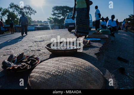 Getrocknete Fische auf den Straßenrand in Malawi verkauft von einer hawker Stockfoto