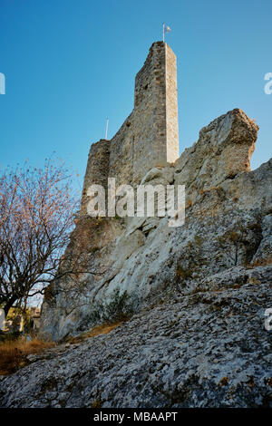 Die mittelalterliche Festung von Aiguèze ein Dorf im Departement Gard in Südfrankreich mit Blick auf die Gorges de l'Ardèche Schlucht in der Nähe von Saint-Martin-d'Ardèche, Rochefort Du Gard Stockfoto